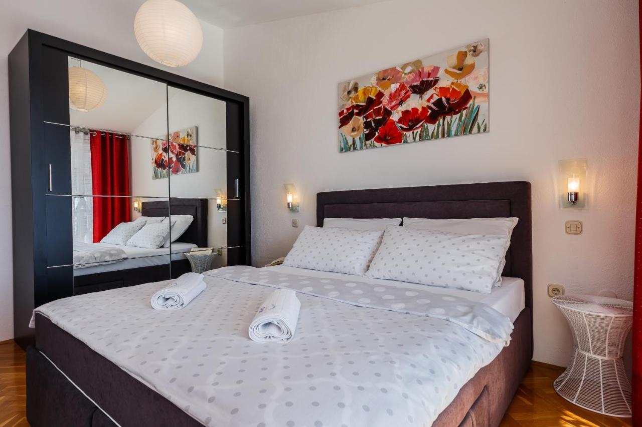 Adriatic Sea View Apartments Трогір Екстер'єр фото